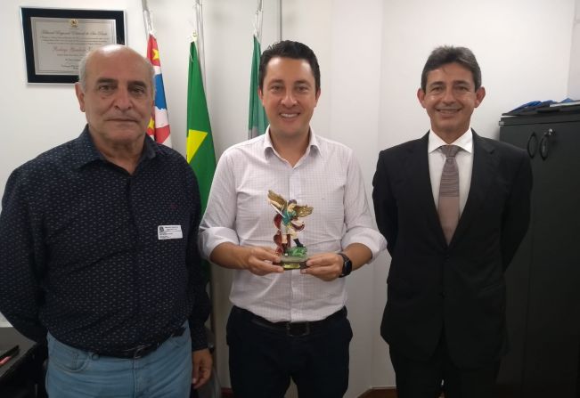 Vereador e Prefeito se reúnem com Deputado Estadual para compra de trator para São Miguel Arcanjo 
