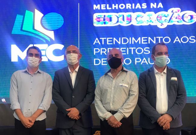 Vereador solicita creche em evento técnico ao Ministro da Educação